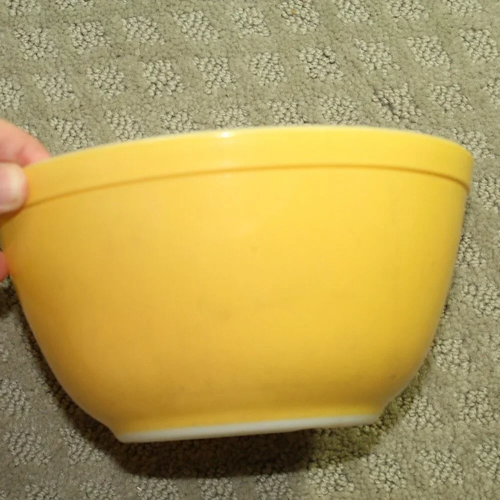 Vintage PYREX Yellow 402 1 1/2 QT Nesting Mixing Bowl Primary Color Made in USA